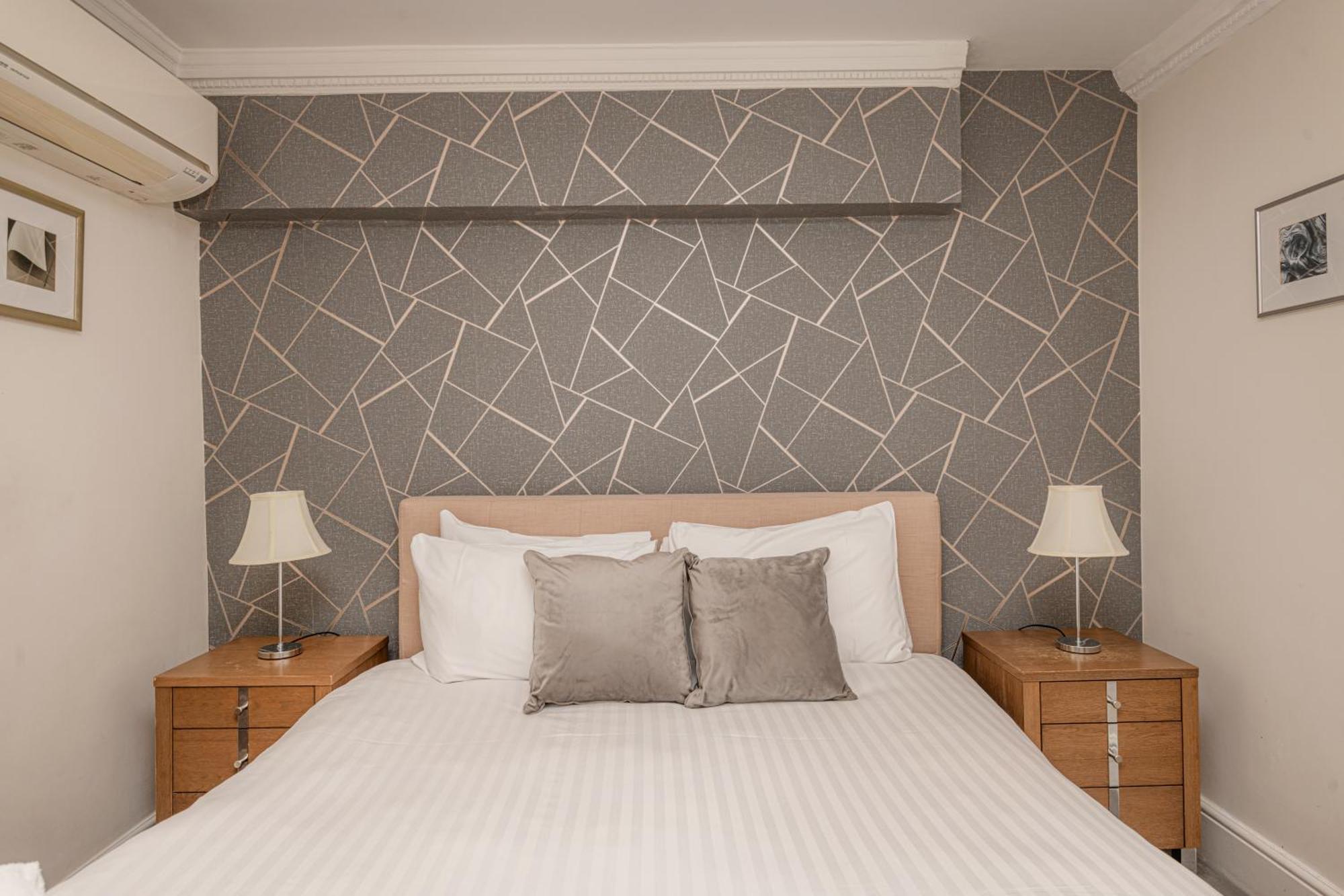 Queensgate Court London Room photo