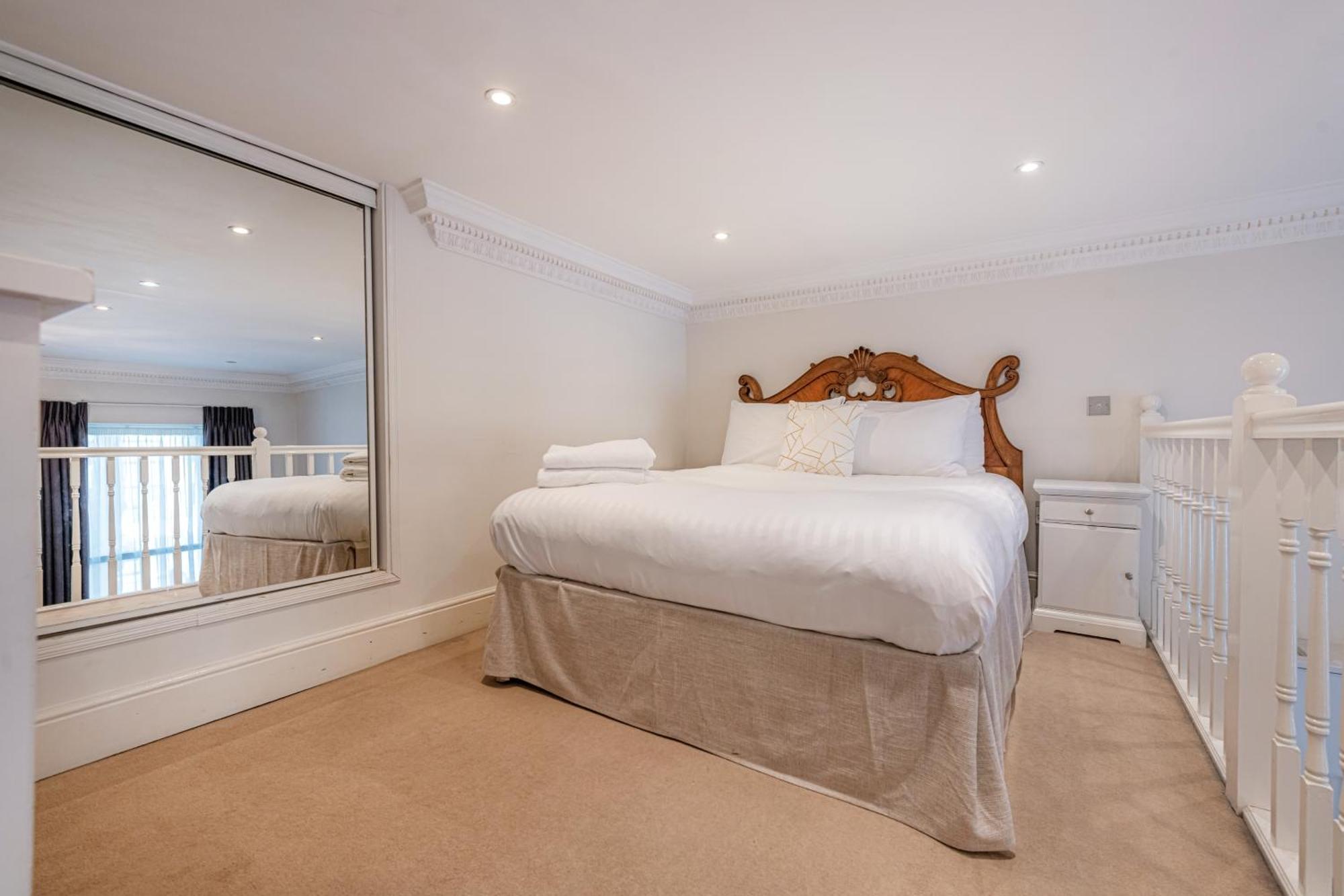 Queensgate Court London Room photo