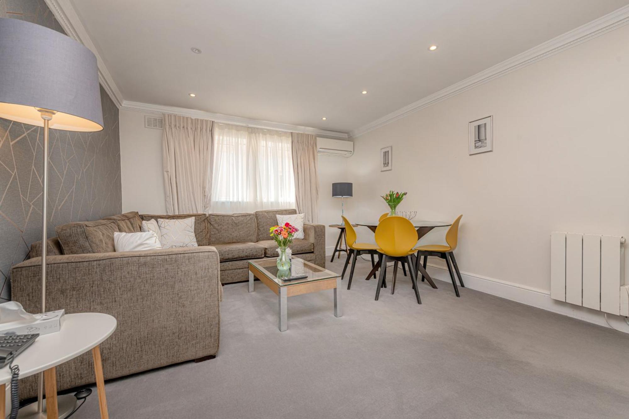 Queensgate Court London Room photo