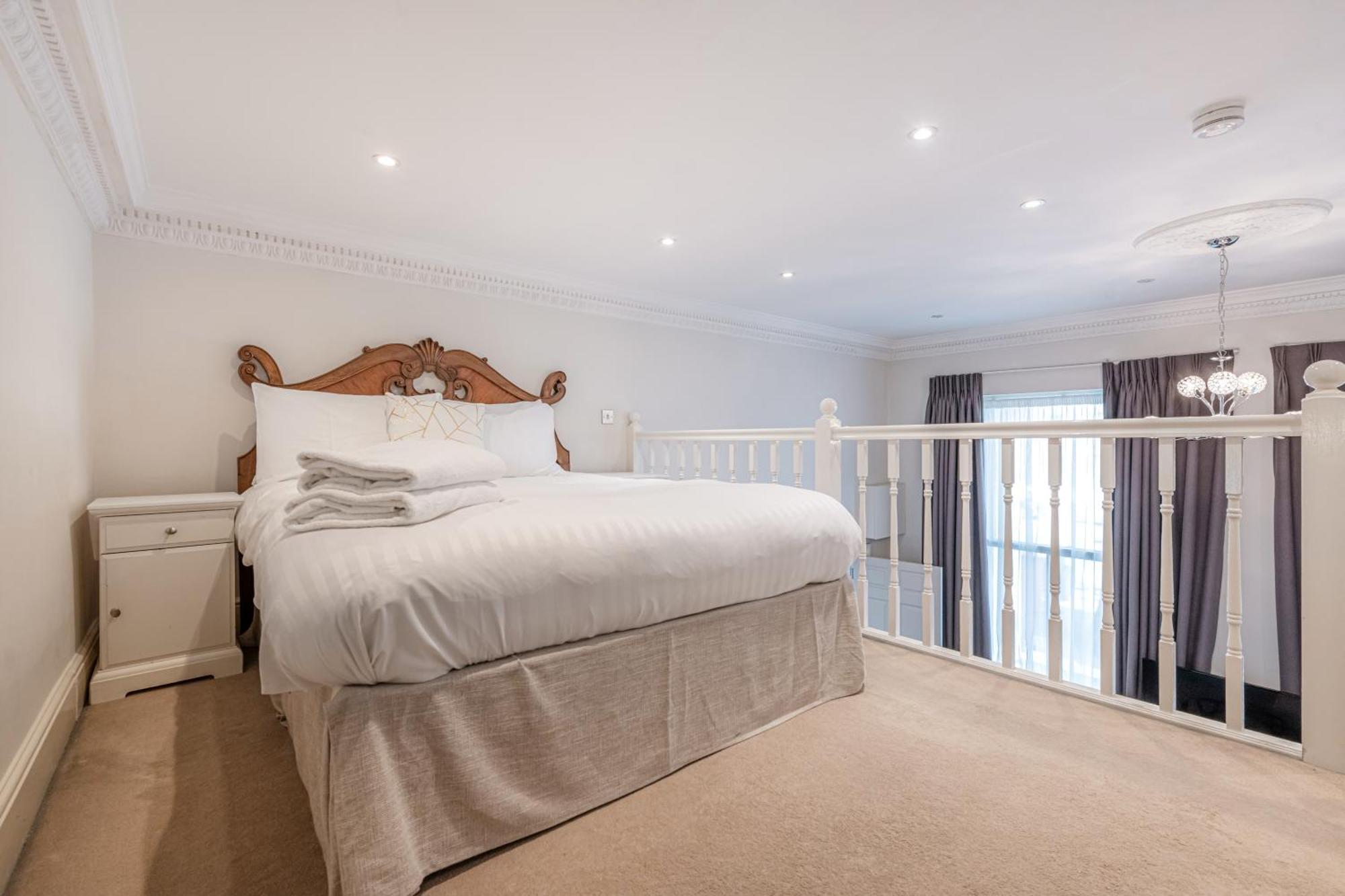 Queensgate Court London Room photo